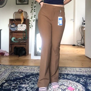 Kostymbyxor  - Säljer dessa fina Zara bruna kostymbyxor! Helt nya med prislappen kvar!💕