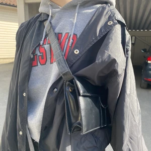 Vintage hoodie - Säljer min as snygga vintage hoodie eftersom den inte kommer till användning, den är i fint skick! Om fler är intresserade blir det budgivning i kommentarerna (buda minst 20kr mer)❤️