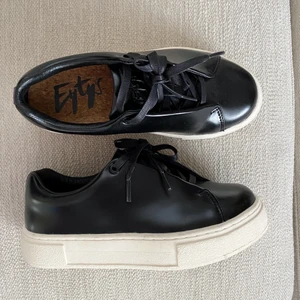 Eytys sneakers doja  - Superfint skick, använda ca 3 gånger. Säljer pga garderobsrensning. Skriv för fler frågor!