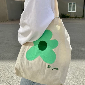 Tygkasse  - Fin tygkasse jag målat på själv! Perfekt till sommaren💕 Den är 40x40 plus har en innerficka som är perfekt att ha tex mobil elr nycklar i!💕 Kolla gärna in min profil för andra påsar och kläder jag säljer :) Budgivning om flera är intresserade (buda minst 10kr mer) KÖP DIREKT FÖR 260!