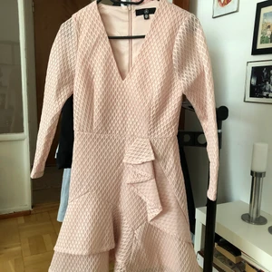 Klänning M - Klänning i storlek M Använd endast en gång  Finns att hämta i Stockholm eller Eskilstuna Kan fraktas, Köparen står för frakten