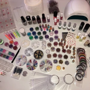 Allt för gelénaglar - Säljer en stor uppsättning nagelgrejer med glitter, stenar, tippar, lim, penslar, nagellack, eldriven nagelfil, drills, UV-lampa, sliphuvuden, gelé etc. Alltingen säljes TILLSAMMANS - inget säljs separat! Vill man köpa så är det allt eller inget isåfall.