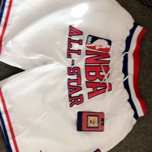 Just Don Retro NBA shorts - Helt nya dundersnygga Just Don NBA retro shorts. Storlek M elastisk midja. 4 fickor två med dragkedja. Ej äkta men väldigt bra kvalite!