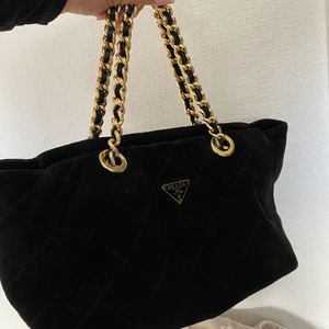 Prada väska - Skitsnygg mockaväska från prada! Äktighetsbevis från the vintage bar finns.  