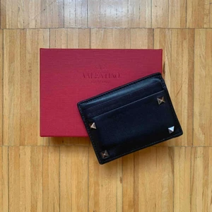 Korthållare - Snygg korthållare från valentino, fint skick. Hör av er vid frågor. Pris går att diskutera vid snabb affär