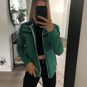 Champion zip tröja - Grön zipup tröja med mörkblåa detaljer från champion. Den är i storlek M men skulle säga att den passar även xs och s beroende på hur man vill ha den👍🏻🤩 köparen står för frakt.