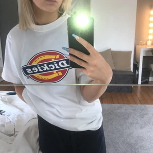 T-skirt  - En vit t-skirt från märket dickies, använd typ en gång 