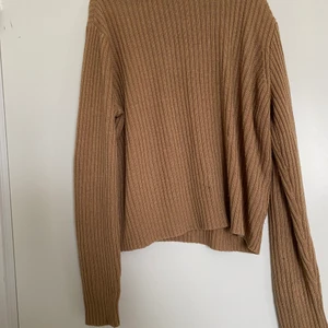 Polo tröja i begie - Stickad polo tröja i beige. Knappt använd i strlk M men sitter bra på en XS och S då jag själv är en S-XS.