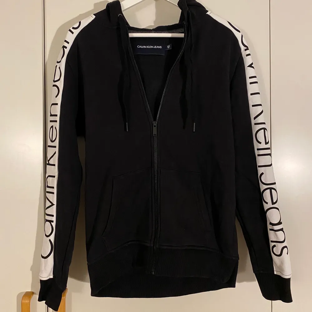 Helt oanvänd Calvin Klein hoodie med dragkedja. Inköpt för 1100kr på Pondus, Pris kan diskuteras vid snabb affär, Hör av er vid frågor!. Hoodies.