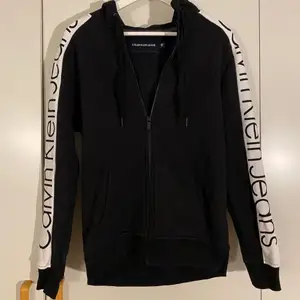 Helt oanvänd Calvin Klein hoodie med dragkedja. Inköpt för 1100kr på Pondus, Pris kan diskuteras vid snabb affär, Hör av er vid frågor!