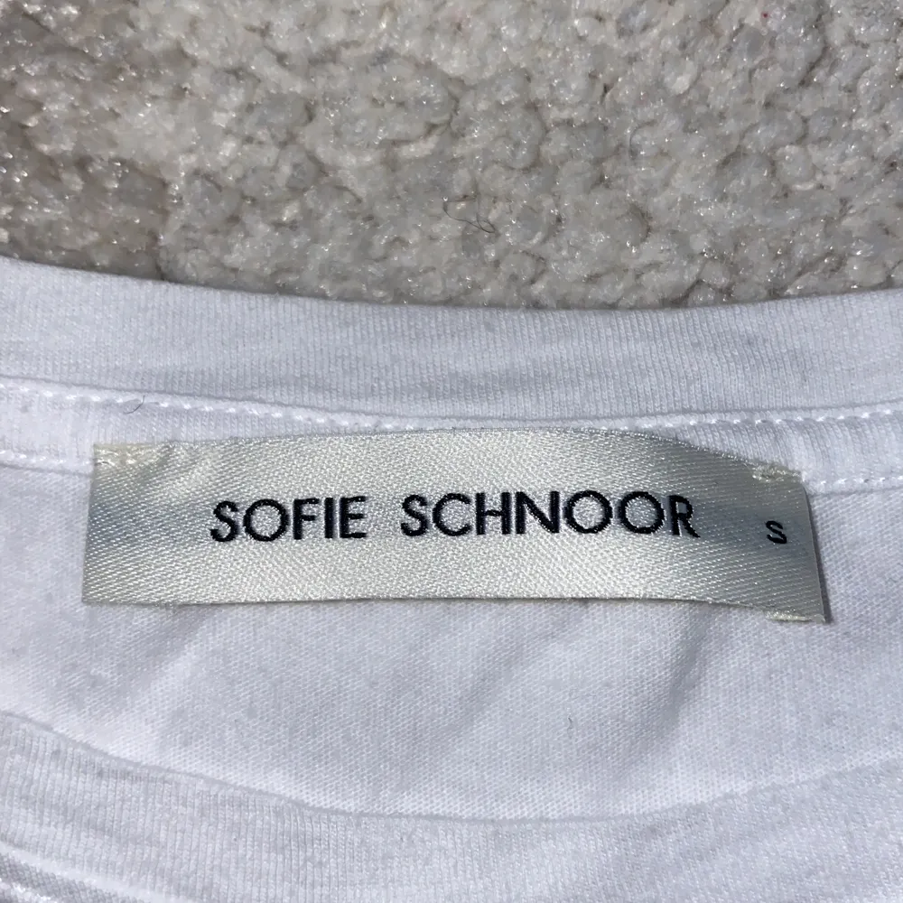Tuff tisha från märket Sofie Schnoor i stl S. Nypris ca 700kr. Använd ett fåtal gånger. Tryck på framsidan, vit på baksidan. Så fin men kommer inte till användning.. T-shirts.