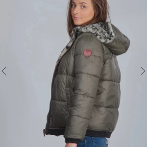 Garcia jacka svart!! - Har använd den få tal gånger, den har ett litet hål! Därför kan man få den lite billigare, köpte den för 800 säljer för 600-550 🙌🏼 opss jackan jag säljer är svart! Inte grön, frakten tar jag 