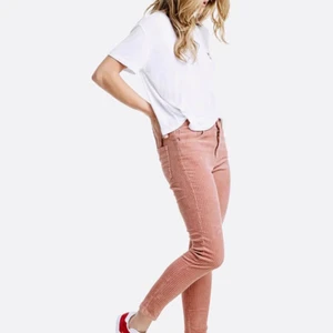 Elsa Hosk X Bikbok Rosa Manchester byxor Storlek S/Small - Rosa Manchester byxor i storlek S/Small från Elsa Hosks kollektion med Bikbok. Använda max 10 gånger. Bra skick