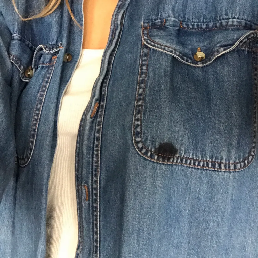 Jeans skjorta från märket Harvest i strl M, den har en fläck på bröstfickan som desvärre ej går bort:/. Skjortor.