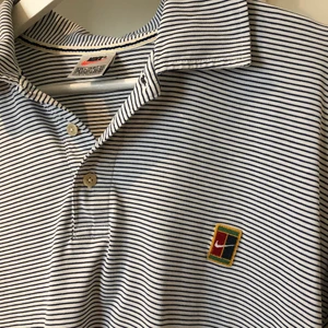 Vintage Nike piké - Randig piké i bomull från Nike, vintage modell köpt second hand men väldigt bra skick!