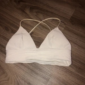 Bikiniöverdel - Vit bikiniöverdel. Vet inte storleken på den men passar personen med minsta storleken på BH