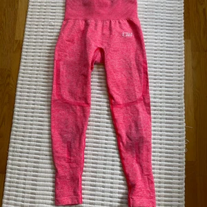 Tights Icaniwill - Rosa/neon tights från Icaniwill i storlek S, de passar även XS. Mycket bra skick då de är använda fåtal gånger. Har ingen egen bild med dom på då jag tyvärr inte får på mig dom längre. Köpta för 699 kr. Frakt är redan inräknat i priset🌸