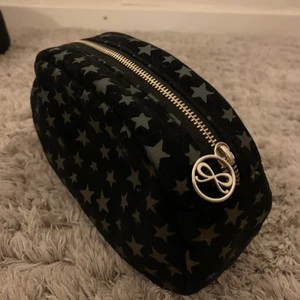 Necessär  - Nacessär från hunkemöller💘 har bara haft smink i så den är bra skick💖 25kr+ frakt 📦