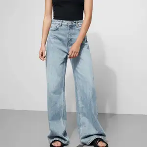 Ett par ljusblåa jeans från Weekday i modellen ACE och de är lite slitna längst ner men syns knappt. Storlek är W30 L34, är 170 cm som referens och de nuddar marken. Skriv det är något som undras :)