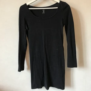 Grå långärmad klänning, 100% bomull, XS - Jätteskön långärmad mörkblå klänning eller längre t-shirt om man så vill. Mjuk i 100% bomull och i fint skick trots gammal favorit.  Kan mötas i Stockholm eller skickas mot fraktkostnad! ✨🌸✨ 