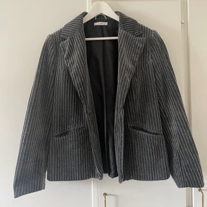 Oversized manchesterkavaj! - Superfin blazer i manchester! Sitter oversized på en s-m då storleken är 42 regular! Köpt secondhand💘