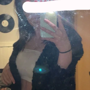 Fin päls jacka  - Jätte fin pälsjacka, vet inte riktigt vart den är ifrån.💗 Men knappt använd därav i ny skick. Jätte fin och mysig passar allt mellan xs-m/l Köparen väljer och betalar frakt💗