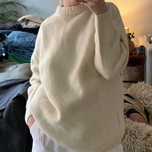 Stickad tröja  - Jätte gosig stickad tröja som är perfekt för sommarkvällar, gräddvit, använt skick men fortfarande superfin! Oversized fit, köparen står för frakt 
