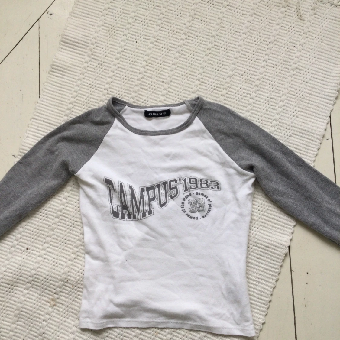 En Only långarmad tröja.  - 90