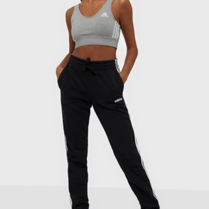 Adidas byxor - Säljer oanvända adidas byxor. Köpte dom för 500 på Nelly och säljer för 250 men tar emot bud❤️ Möts upp i Sundbyberg eller på blåa linjen i Stockholm. Kan frakta men köparen får stå för frakten.