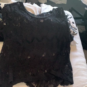 Säljer - Svarta spetsig topp som är sjukt snygg att ha lver tröjor eller bikini på sommaren 
