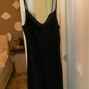 klänning - en lång klänning i ett slags silke material. säljer då den inte passar💕💕 väldigt fin dock!! köpt på cubus, tajt runt brösten om man har lite större, om det önskas kan jag mäta klänningen om man vill veta hur lång den är💕