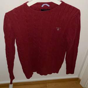 Säljer min skitsnygga röda kabelstickade Gant tröja. Säljer då den blivit för liten för mig. Mycket sparsamt använd, inget slitage såsom hål, fläckar mm. Det är en storlek S.