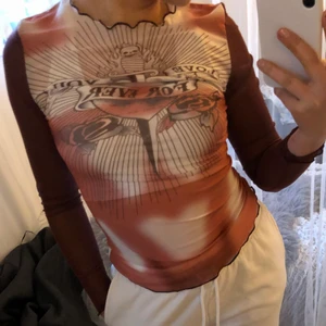 Cool tröja - Köpte för att jag ville testa men är egentligen inte min stil, därför säljer jag. Startbud på 59kr +frakt🥰