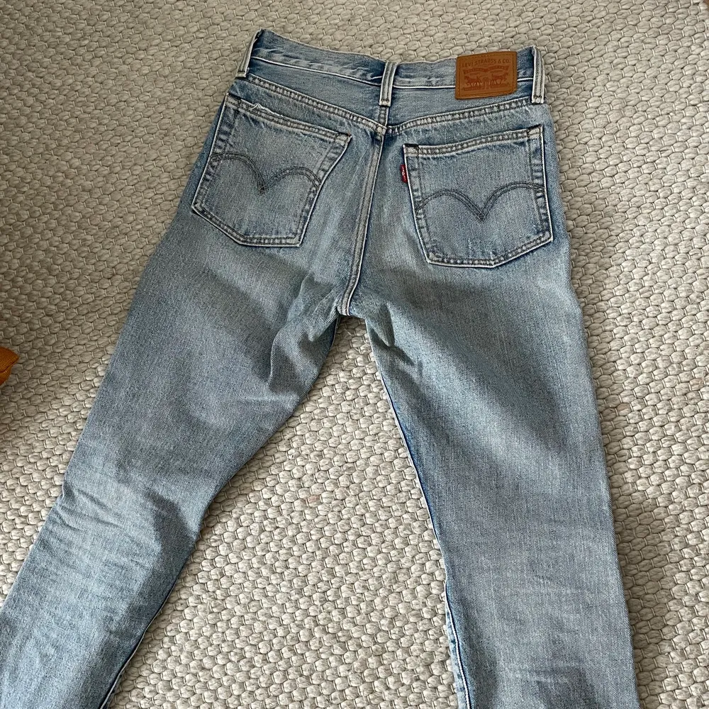 Fett snygga Levis jeans!!🤩 Ett favoritplagg i garderoben kan jag lova men de har tyvärr blivit för små för mig😩Det är storlek 26 men jag har vanligen 26 i byxor så skulle säga 24/25 (xs). Jeans & Byxor.