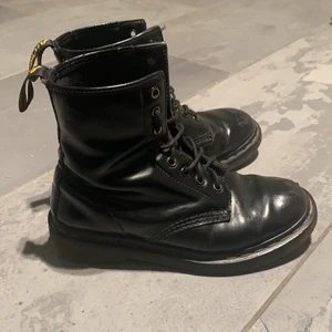 Dr Martens kängor  - Mina Docs vill gärna till ett nytt hem. Väl omhändertagna och nu är dom väldigt mjuka och sköna!  Världens bästa skor! 