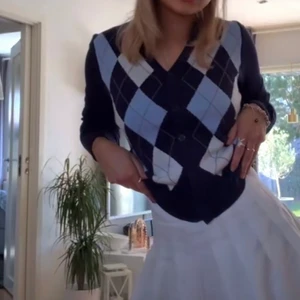 Trendig rutig kofta - Lånad bild💗, kan skicka egna! As snygg trendig kofta som passar till mycke Bra skick passar xs-m🥰