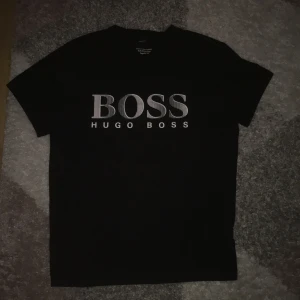 Adidas t-shirt  - Knappt använd, säljer pga fel storlek för mig.