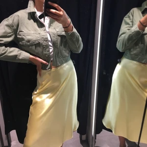 Grön jacka - Säljer nu min gröna jeansjacka från Zara i storlek S. Så himla fin och enkel styla med! Lite kortare i modellen vilket bara är najs. Perfekt vårjacka helt enkelt!! Sparsamt använd. I princip nyskick.💗