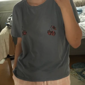 NAKD tröja  - Fin luftig lite blå/grå t-shirt, köpt förra sommaren på outlet men har ej använts:/. Säljer den billigt då jag helt enkelt köpte den billigt. 