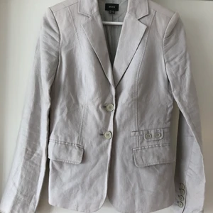 Snygg kavaj i linne från Mexx ☀️ - Snygg kavaj i linne från Mexx ☀️ *Storlek 34 *Sparsamt använd(max.2-3 gånger) då den tyvärr blev för liten för mig *Nyskick *100% linne. Mycker bra kvalité och fin passform *Passar utmärkt till vår/sommar *85 kr 🚫Djurfritt och rökfritt hem 📍Kan mötes upp i Mölnlycke 📬Kan skickas mot fraktkostnad