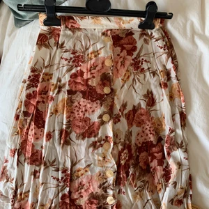 Vintage - Så himla vacker kjol som tyvärr inte är min färg :( den går ner till anklarna på mig som är 160 cm lång! 