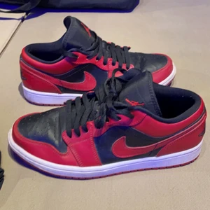 Röda jordan lows  - Riktigt fräscha trendiga skor, Använda men ganska bra skick på skorna. Köpte skorna själv för 1350.