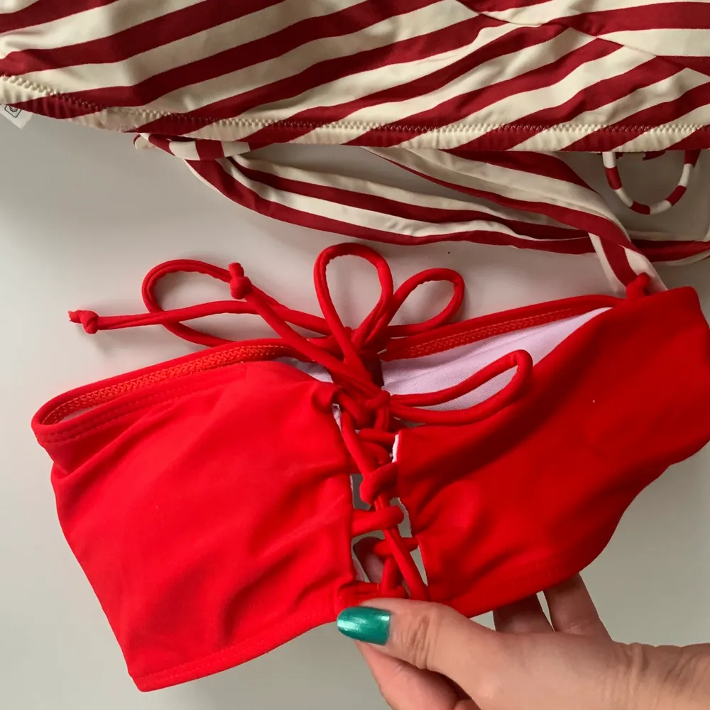 Super fina oanvända bikiniöverdelar! Den röda är från shein strl M ( mer som en XS ), endast testad. Den röd randiga är från H&M strl 38, endast testad❤️ . Övrigt.