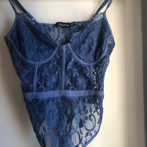 Blå spetsbody  - Jättesnygg body som endast är testad. Den är lite mer ljusblå i verkligheten💖 Jättesnygg att använda som topp!!