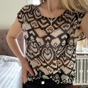 Blus Vera Moda  - Fin genomskinlig blus från Vera Moda i storlek S. Säljer för 80kr🌙