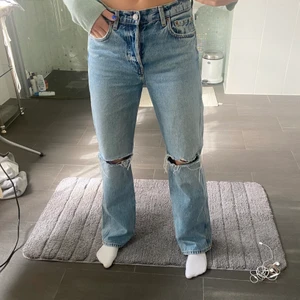 Jeans med slitningar  - Säljer dessa jeans från other stories, i strl 27, i bra skick💗köptes för 599
