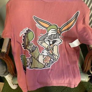 Looney Tunes Graphic T-shirt  - Oversized T-shirt, begagnad men fortfarande i bra skick! Är många intresserade så startar jag en budgivning.