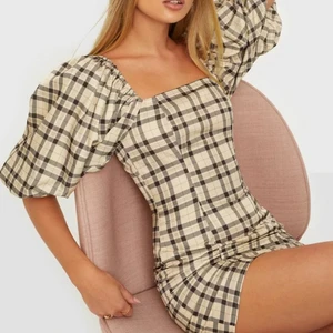 Oanvänd rutig klänning - Säljer denna supersnygga klänning från Nelly.Com som tyvärr är för liten för mig. Lapparna är kvar så är helt oanvänd❣️