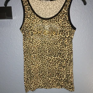 Chanel Linne - Leopard mönstrad Chanel linne! (Inte äkta🥲) Chanel märket är gjort av små diamant stenar i guld och silver! Man får betala egen frakt<3 Den är storlek M men funkar som S🐸 Vill inte ha den längre eftersom det är inte min stil ! Har använt den några gånger.