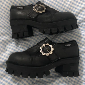 vintage platåskor  - säljer denna skitkula svarta platåskor!! jag älskar dem så mycket men tyvärr använder dem inte väldigt mycket nu :(